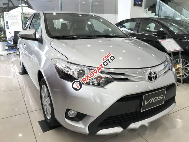 Cần bán Toyota Vios 1.5E đời 2017, màu bạc-0