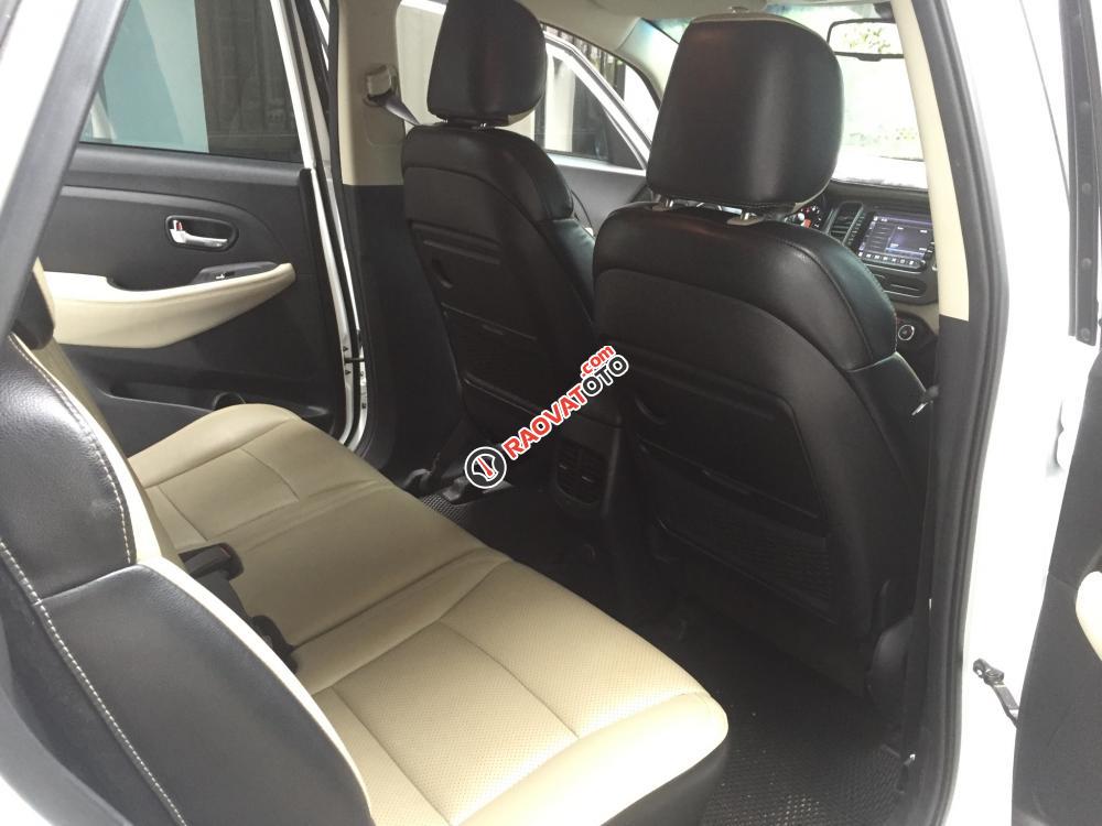 Kẹt tiền bán gấp Kia Rondo 2017, tự động, màu trắng fulloption đẹp-6
