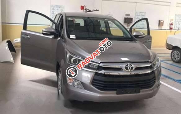 Cần bán lại xe Toyota Innova 2.0V đời 2017, giá 888tr-0