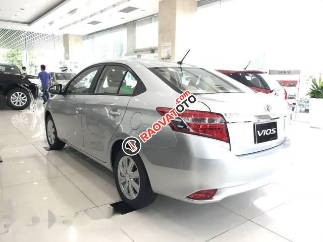 Cần bán Toyota Vios 1.5E đời 2017, màu bạc-3