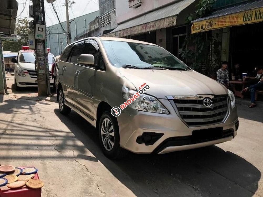 Cần bán Toyota Innova sản xuất 2015, màu vàng-0