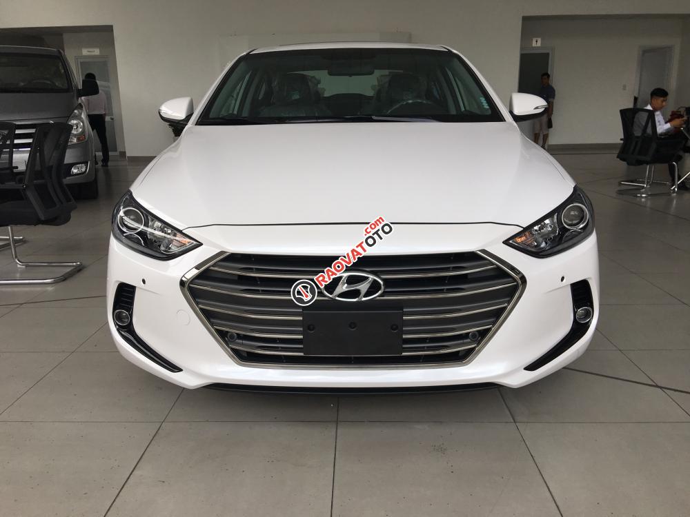 Cần bán Hyundai Elantra đời 2017, màu trắng-1