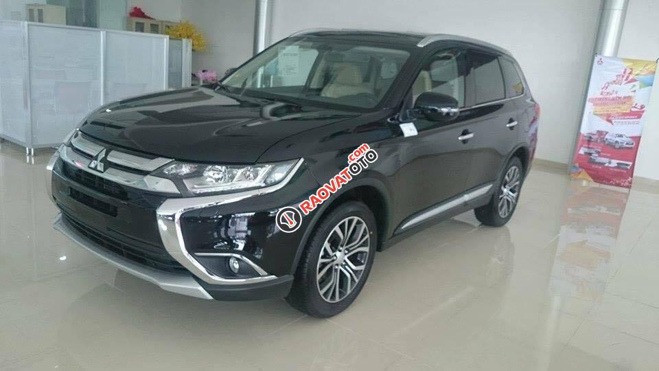 Cần bán Mitsubishi Outlander đời 2018, màu đen, giá tốt, cho vay 80%- liên hệ Phú: 0905.91.01.99-6