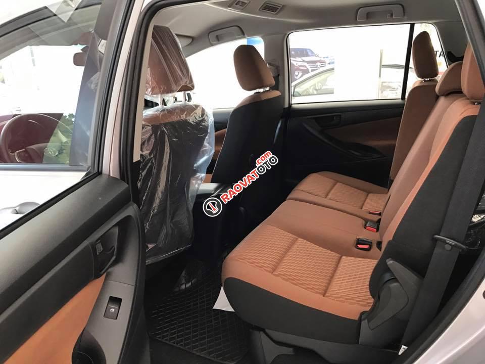 Bán ô tô Toyota Innova 2.0E MT năm 2018, màu bạc -1