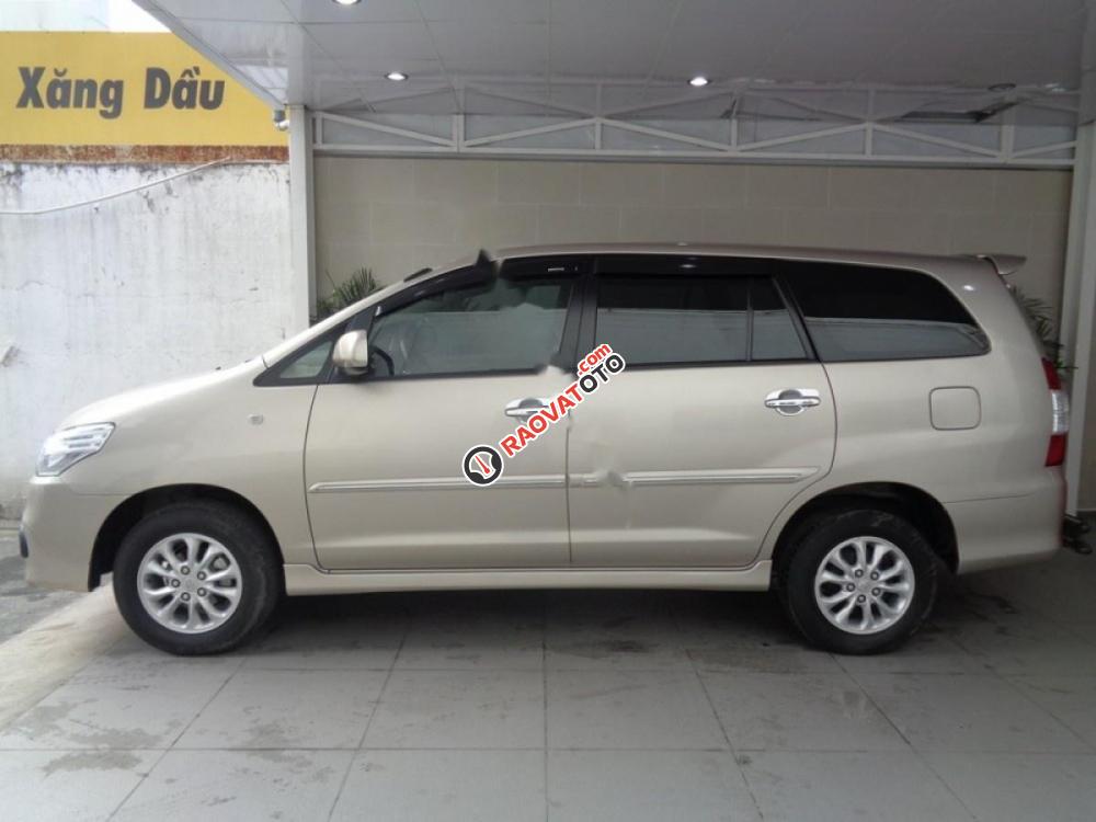 Bán ô tô Toyota Innova 2.0E đời 2014, màu nâu số sàn-6