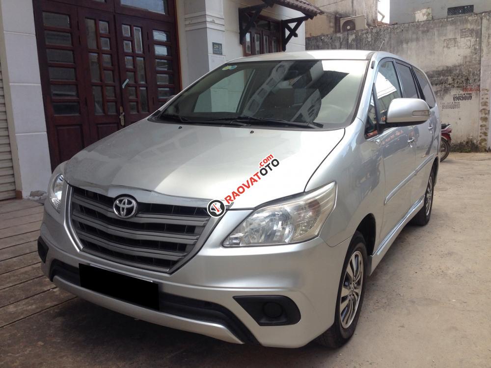 Cần bán xe Innova E 2015 số sàn màu xám bạc, xe nhà mua mới từ đầu, chạy được 31.000km còn rất mới-0