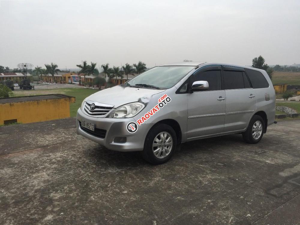 Cần bán Toyota Innova đời 2009, màu bạc-9