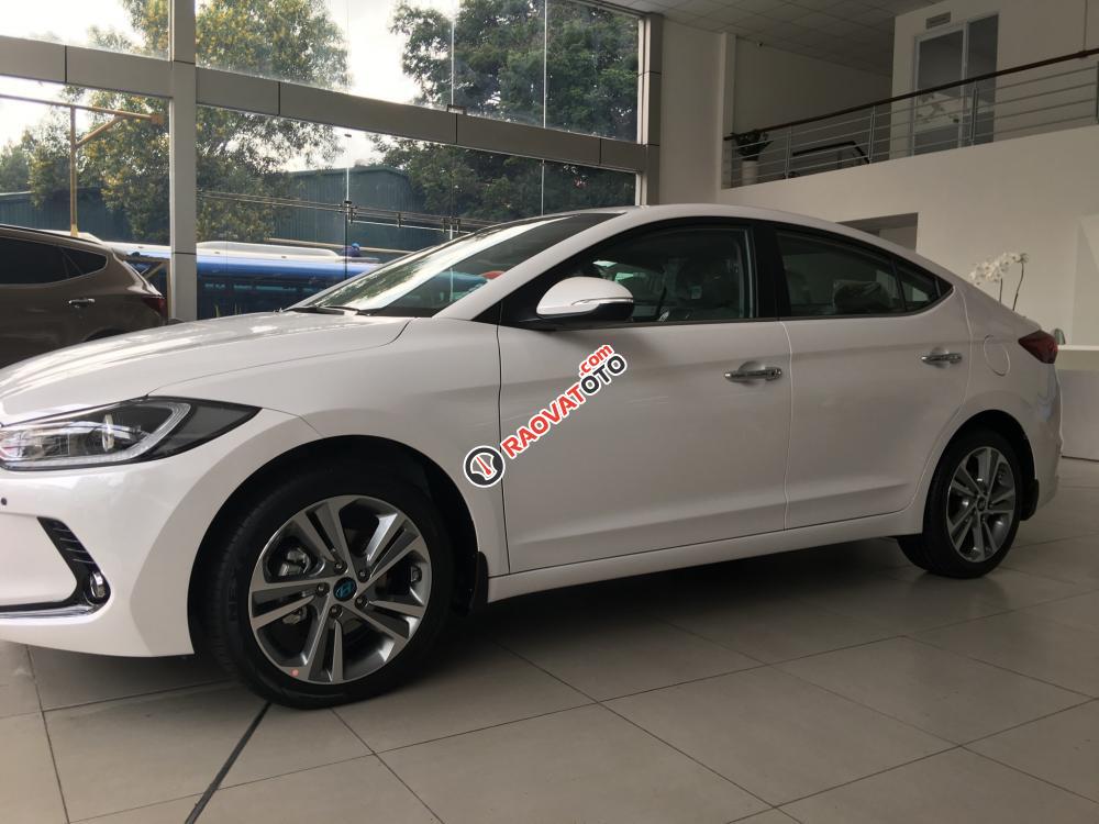 Cần bán Hyundai Elantra đời 2017, màu trắng-2