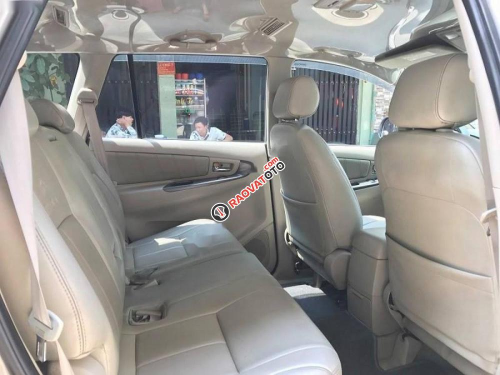 Cần bán Toyota Innova sản xuất 2015, màu vàng-7