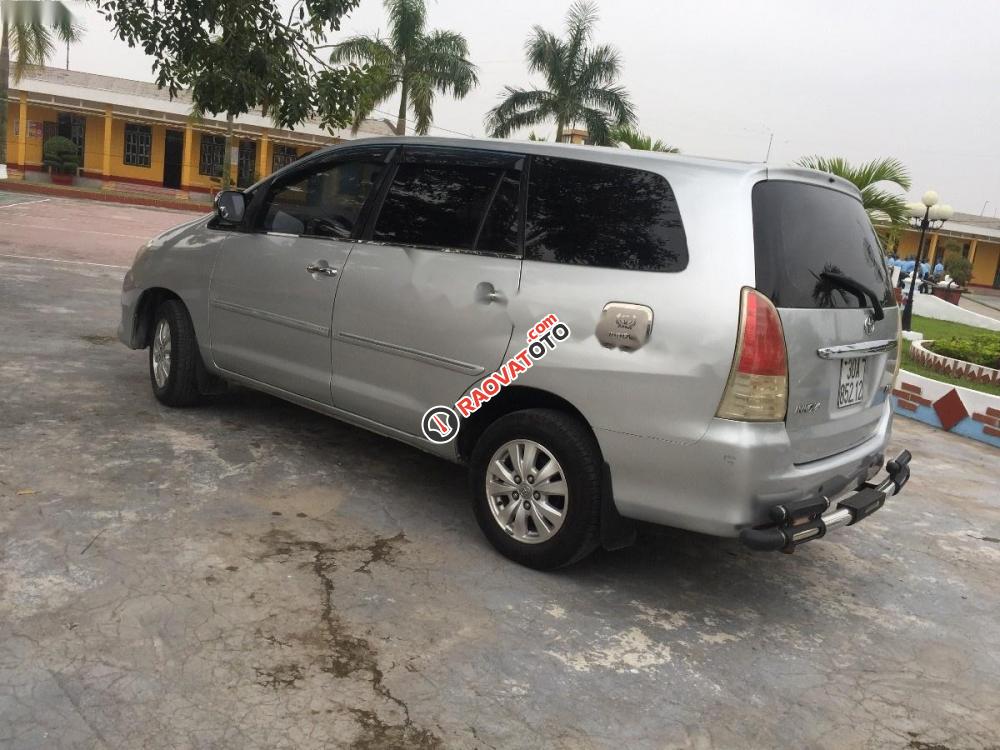 Cần bán Toyota Innova đời 2009, màu bạc-1