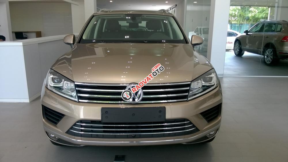 VW Sài Gòn bán xe Touareg 3.6 AT, màu vàng cát - Tặng BHVC+3M - LH Hương: 0902.608.293-21