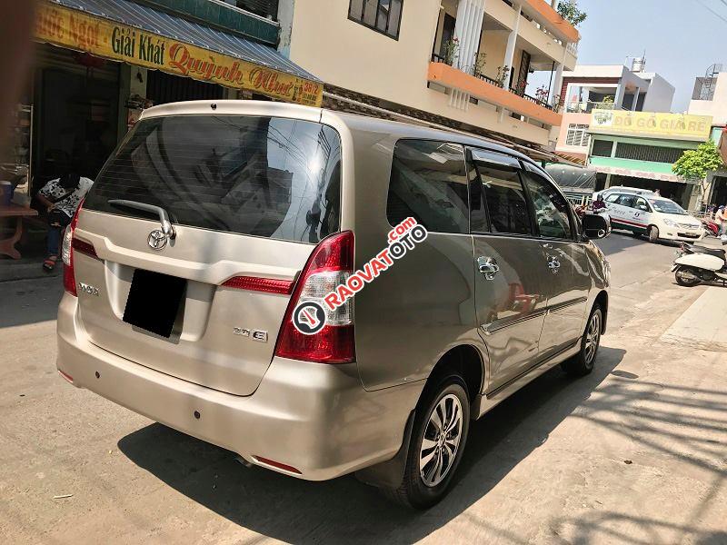 Cần bán xe Innova E 2015 màu vàng cát, số sàn, xe nhà đi-1