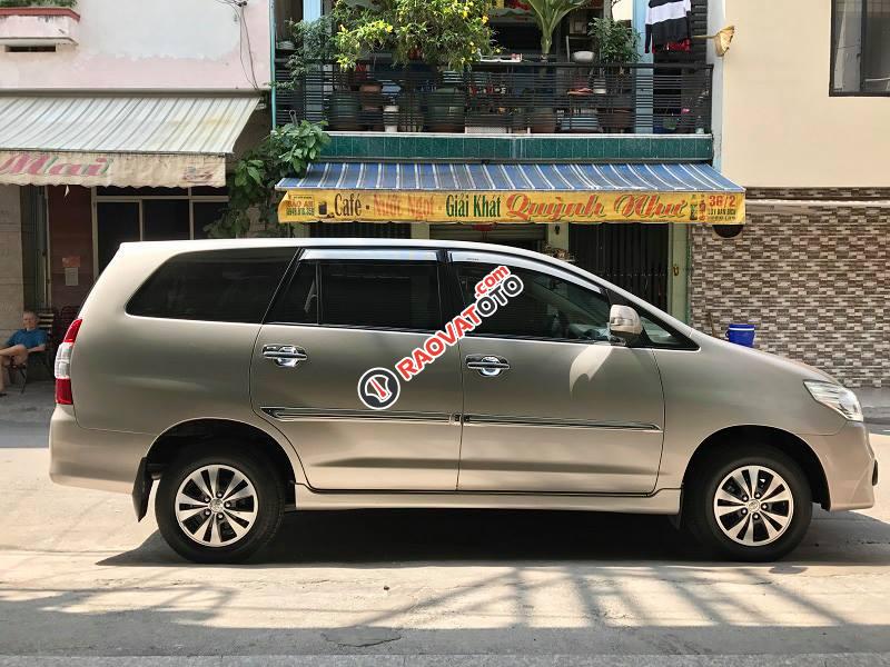 Cần bán xe Innova E 2015 màu vàng cát, số sàn, xe nhà đi-9