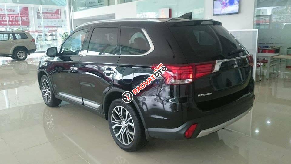 Cần bán Mitsubishi Outlander đời 2018, màu đen, giá tốt, cho vay 80%- liên hệ Phú: 0905.91.01.99-5
