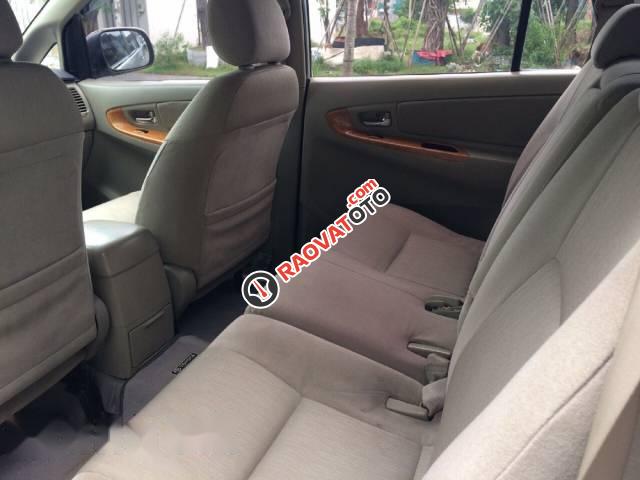 Cần bán xe Toyota Innova G đời 2010, màu bạc xe gia đình, giá tốt-3