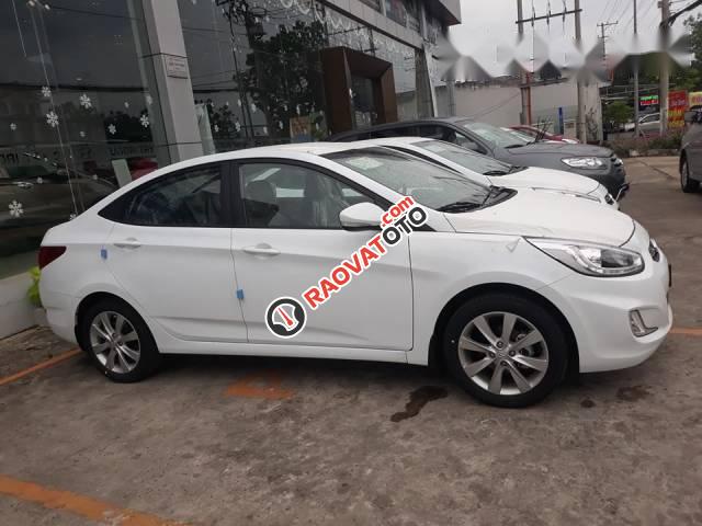 Cần bán Hyundai Accent sản xuất 2017, màu trắng-3