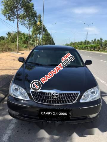 Cần bán gấp Toyota Camry đời 2005, màu đen số sàn, 395tr-0