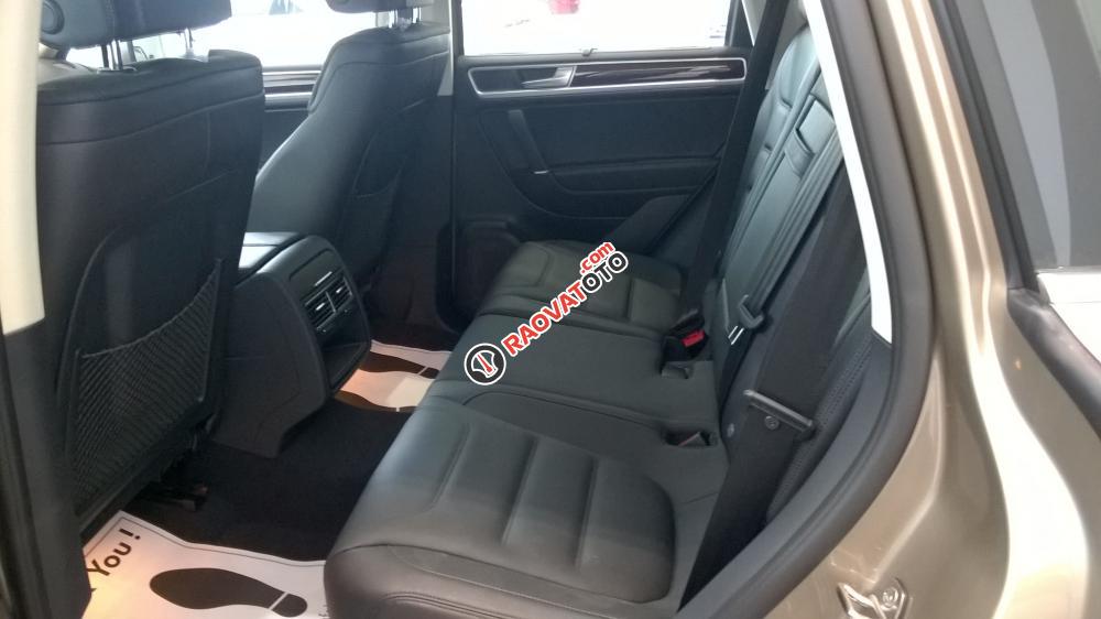 VW Sài Gòn bán xe Touareg 3.6 AT, màu vàng cát - Tặng BHVC+3M - LH Hương: 0902.608.293-5