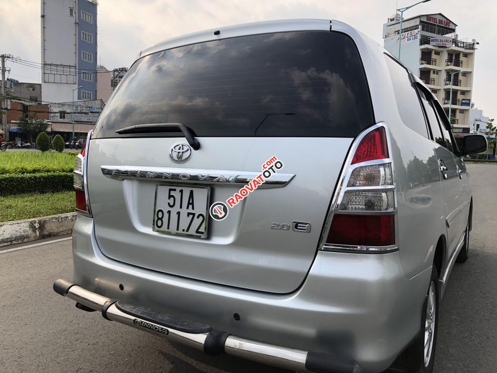 Bán Toyota Innova E đời 2014, màu bạc số sàn-2