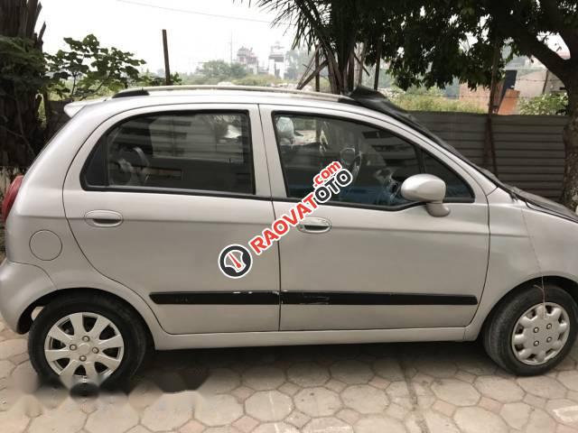 Cần bán Chevrolet Spark đời 2010, màu bạc còn mới, giá tốt-2