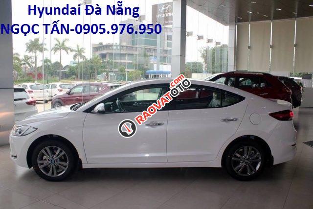 Cần bán Hyundai Elantra đời 2018, màu trắng, nhập khẩu. Hotline Đà Nẵng: 0905976950-2