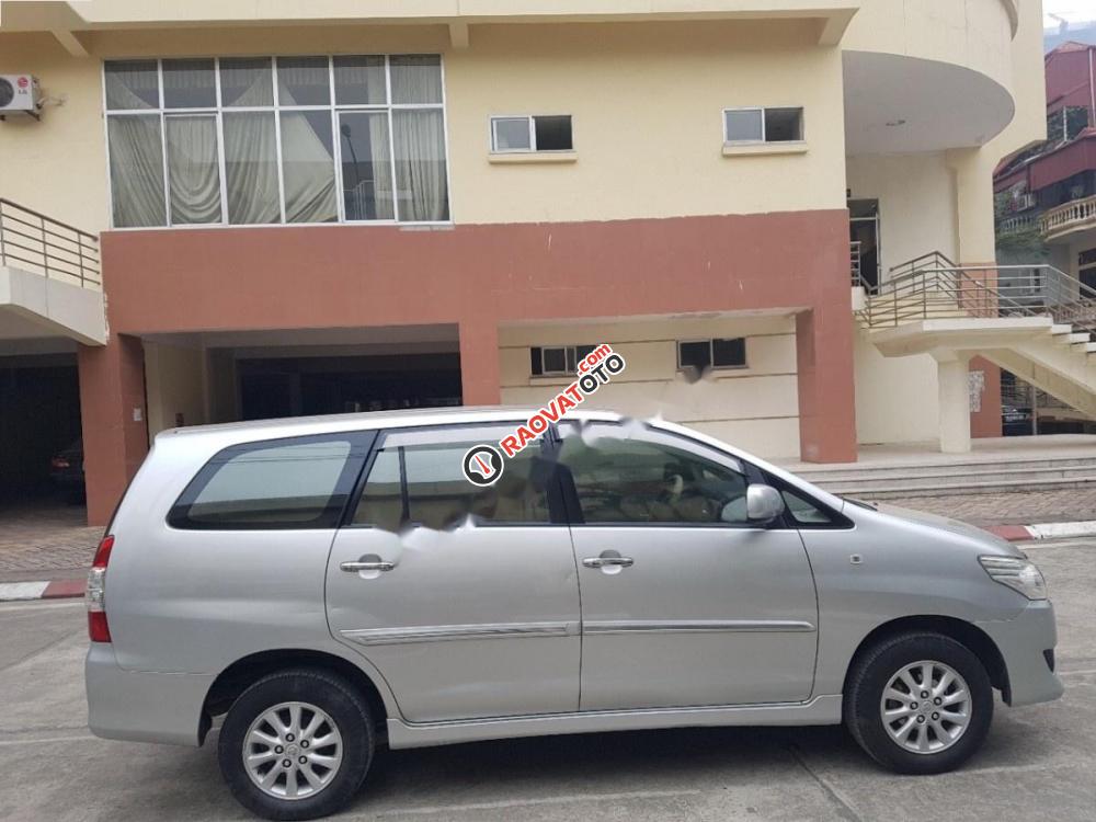 Cần bán lại xe Toyota Innova 2.0 E đời 2013, màu bạc, 555 triệu-9