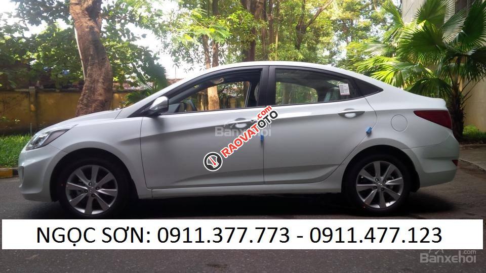 Cần bán xe Hyundai Accent mới, màu trắng, nhập khẩu, giá 532tr, giá rẻ nhất Đà Nẵng, liên hệ Ngọc Sơn: 0911.377.773-0