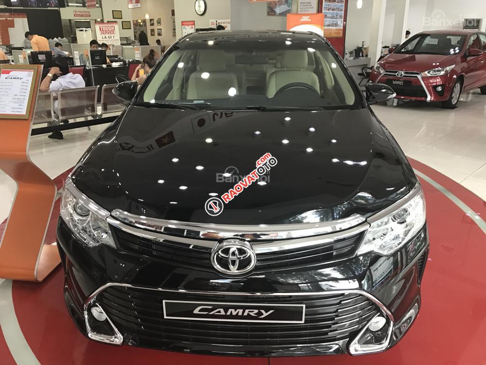 Bán ô tô Toyota Camry E đời 2018, màu đen, tặng 03 năm bảo hiểm thân xe-0