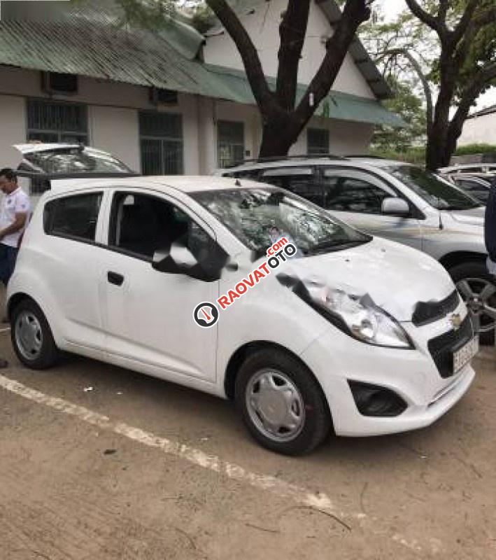 Bán xe Chevrolet Spark LS 1.2 MT đời 2017, màu trắng số sàn-0