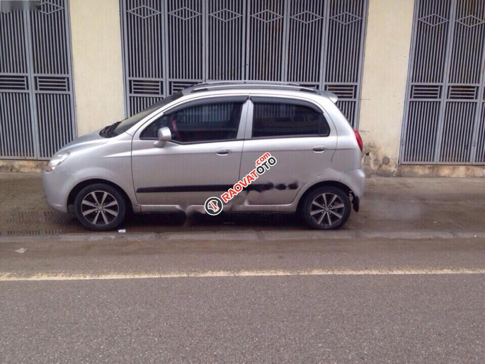 Cần bán Chevrolet Spark đời 2010, màu bạc, 135tr-1