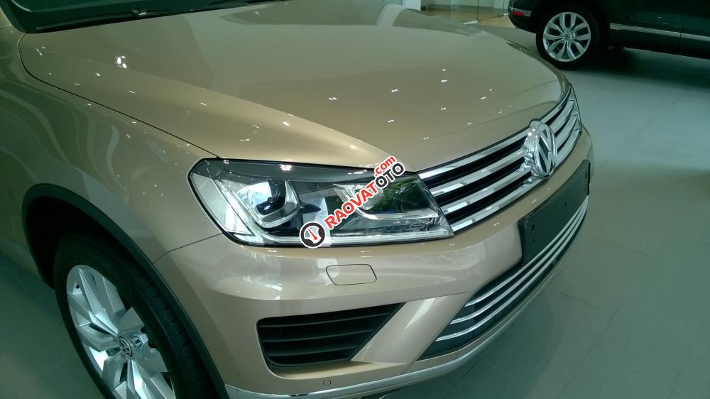 VW Sài Gòn bán xe Touareg 3.6 AT, màu vàng cát - Tặng BHVC+3M - LH Hương: 0902.608.293-22