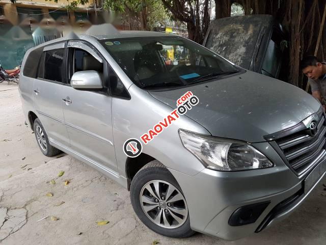 Bán ô tô Toyota Innova đời 2015, màu bạc số sàn-2