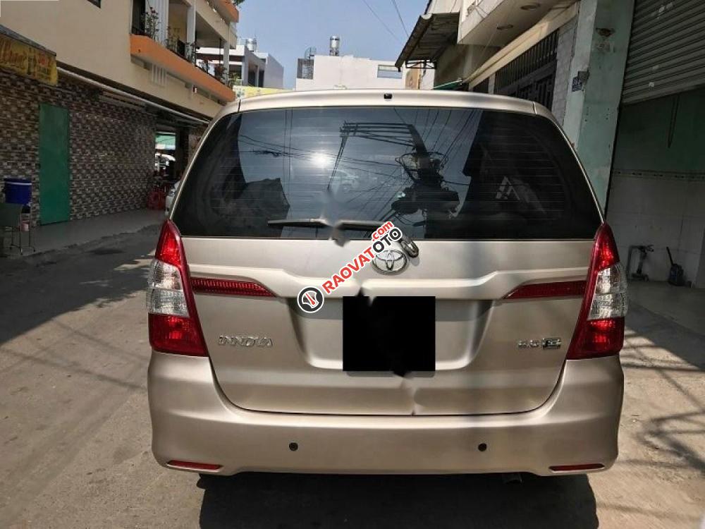 Cần bán Toyota Innova sản xuất 2015, màu vàng-8