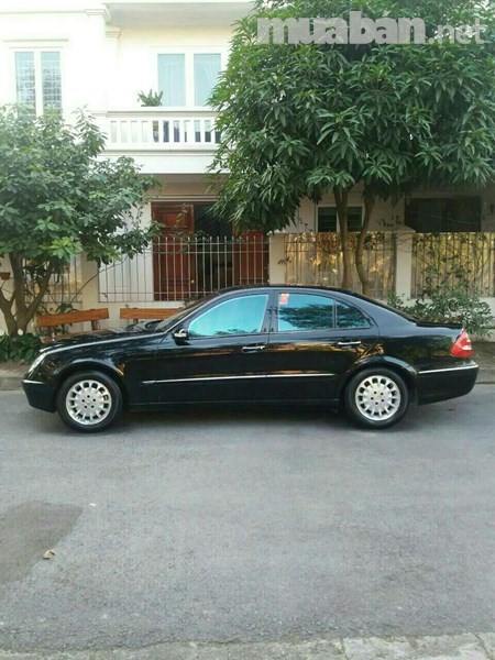 Cần bán xe Mercedes E240 đời 2003, màu đen, nhập khẩu chính hãng, 275tr-0