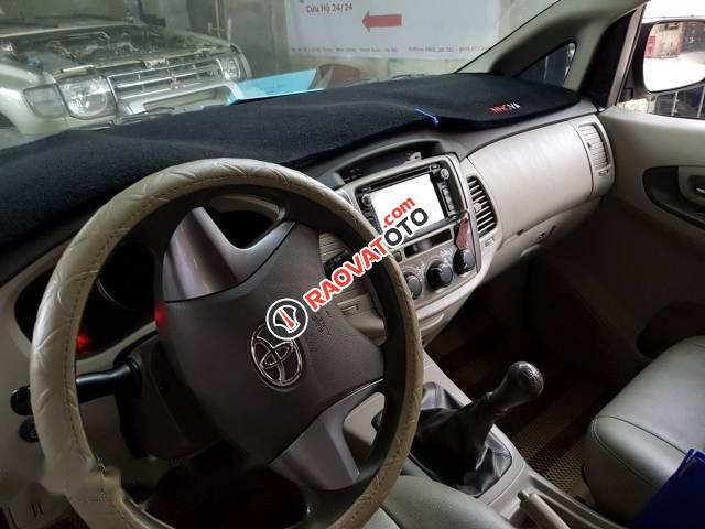 Bán ô tô Toyota Innova đời 2015, màu bạc số sàn-4