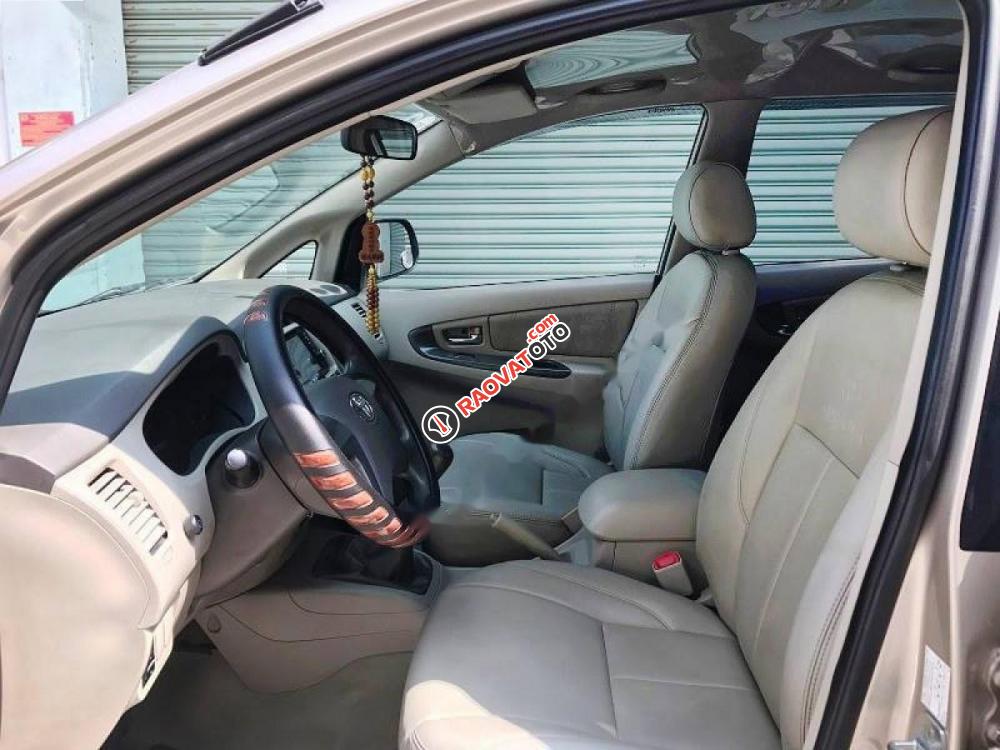 Cần bán Toyota Innova sản xuất 2015, màu vàng-5