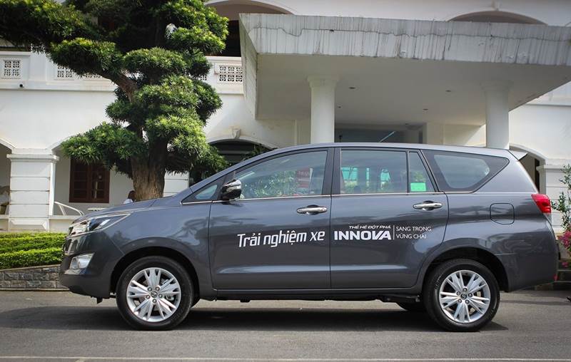 Bán ô tô Toyota Innova 2.0V đời 2017, màu xám, xe nhập-2