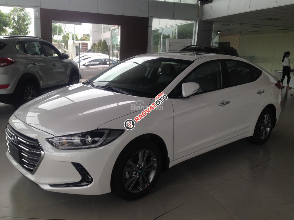 Bán Hyundai Elantra 2.0 AT đời 2017, màu trắng, giá tốt-7