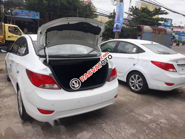 Cần bán Hyundai Accent sản xuất 2017, màu trắng-1