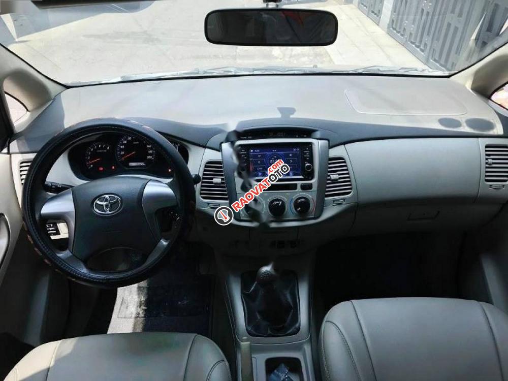 Cần bán Toyota Innova sản xuất 2015, màu vàng-6