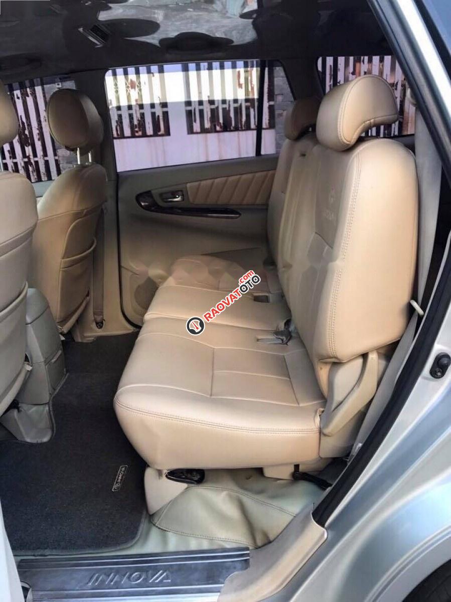 Cần bán lại xe Toyota Innova đời 2014, màu bạc, giá tốt-2