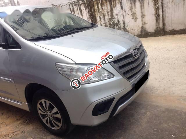 Bán xe Toyota Innova E đời 2015, màu bạc-0