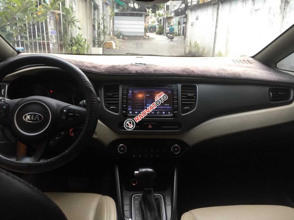 Kẹt tiền bán gấp Kia Rondo 2017, tự động, màu trắng fulloption đẹp-3