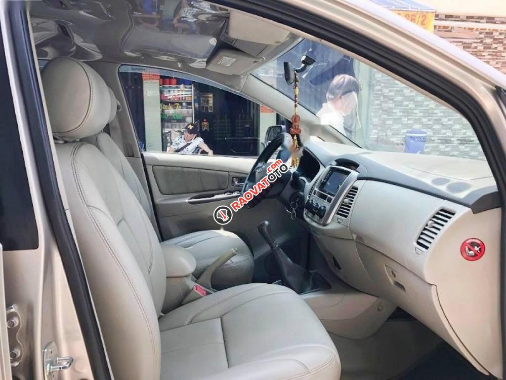 Cần bán Toyota Innova sản xuất 2015, màu vàng-4