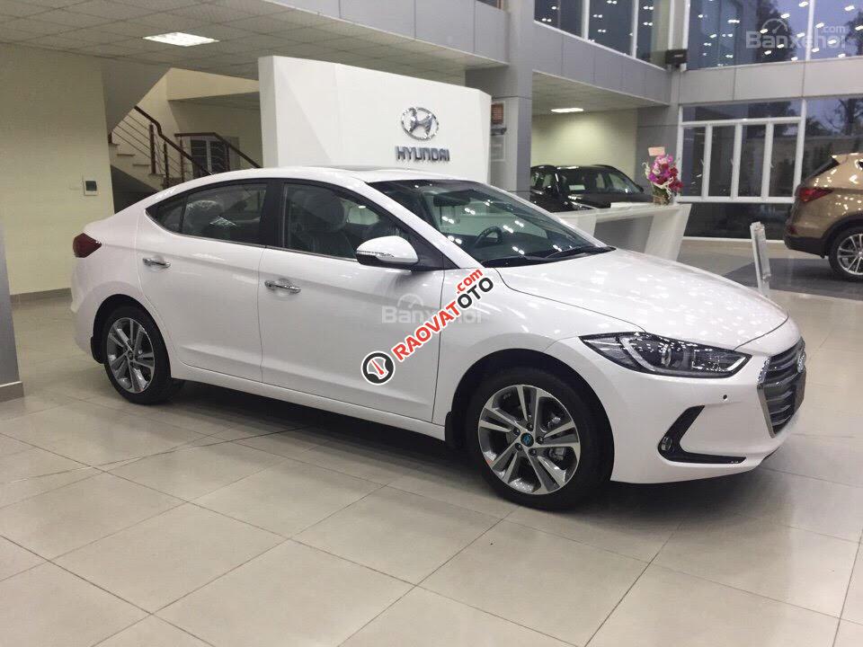 Bán Hyundai Elantra 2.0 AT đời 2017, màu trắng, giá tốt-1