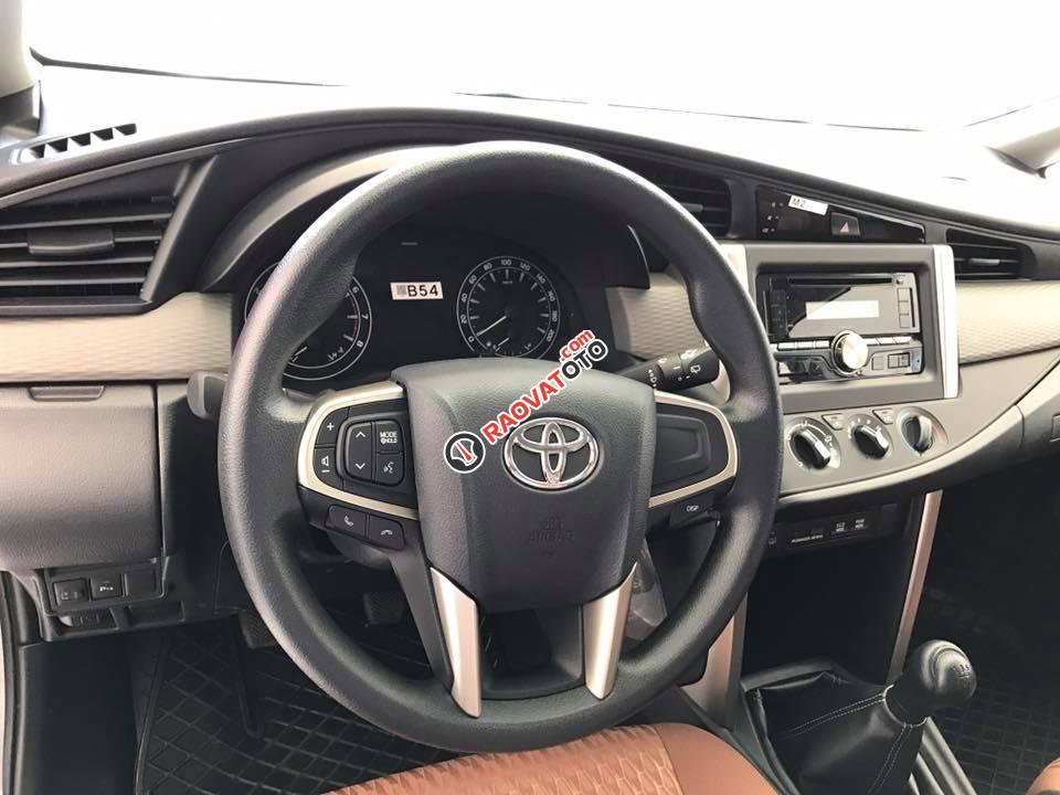 Bán ô tô Toyota Innova 2.0E MT năm 2018, màu bạc -2