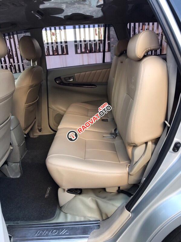 Nhà cần bán Toyota Innova 2015 màu bạc, số sàn-4