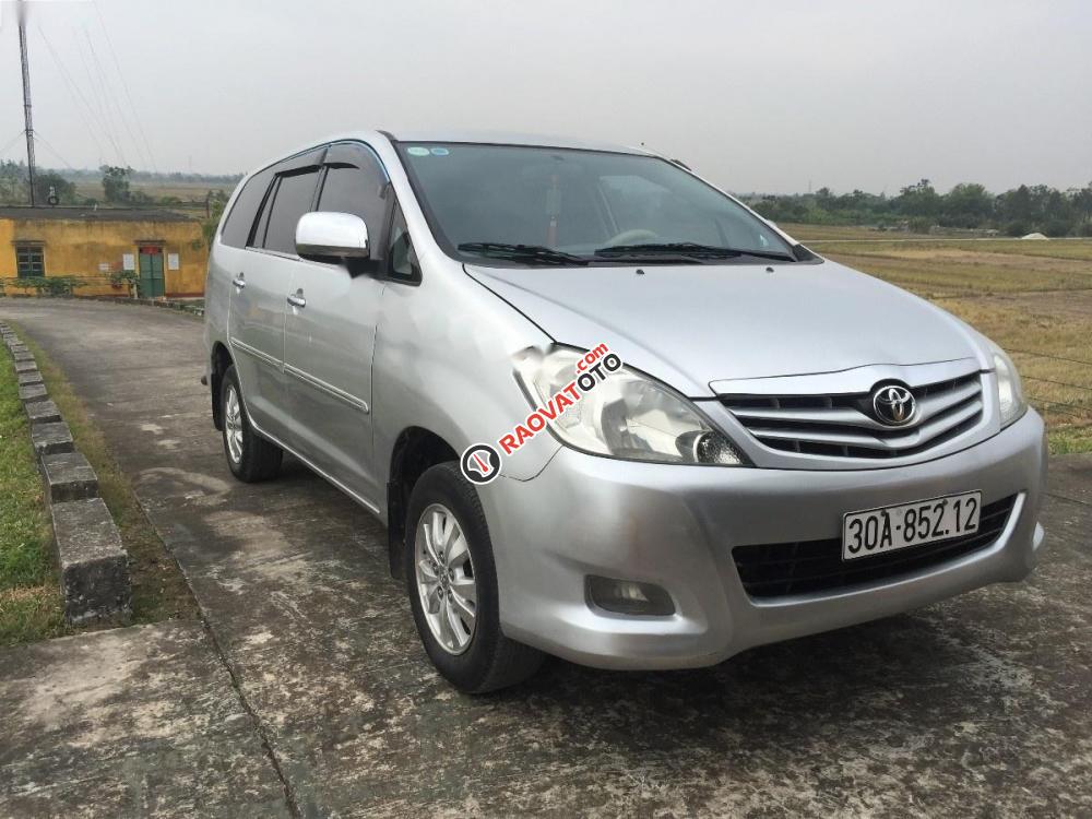 Cần bán Toyota Innova đời 2009, màu bạc-8