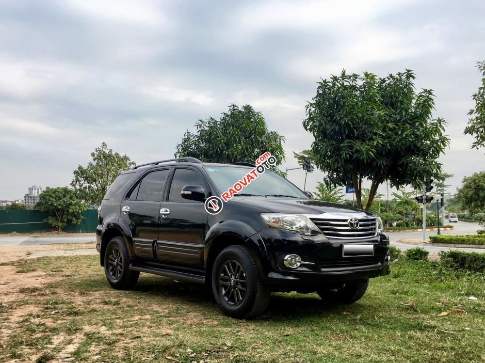 Bán Toyota Fortuner 4x4 V đời 2015, màu đen-1