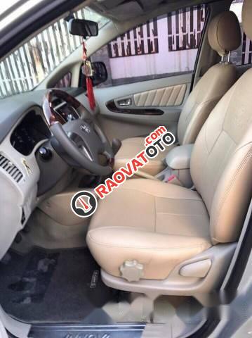 Bán Toyota Innova E  MT 2014, màu bạc xe gia đình, giá 558tr-1